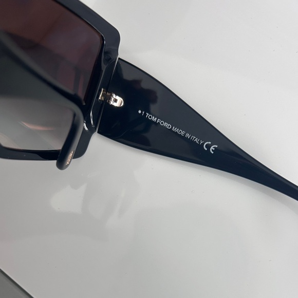 Tom Ford sunglasses never worn - Picture 5 of 5
